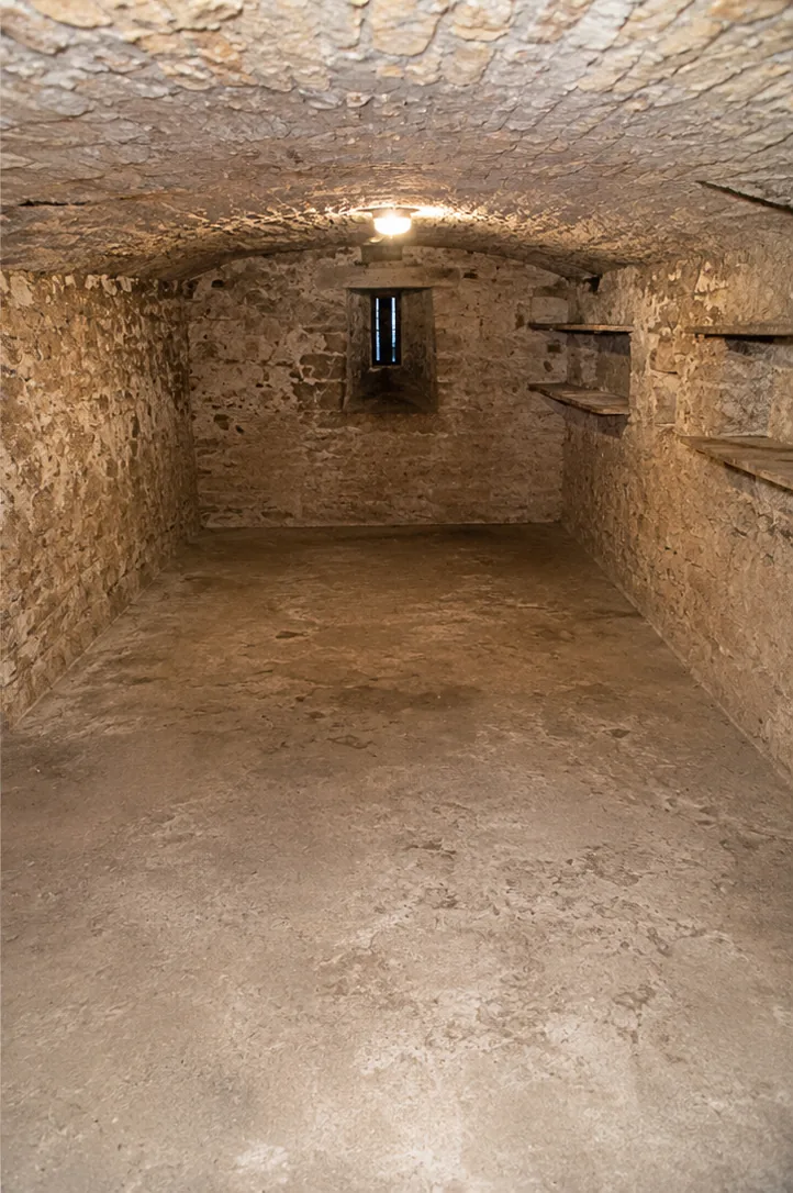Après débarras : cave vidée