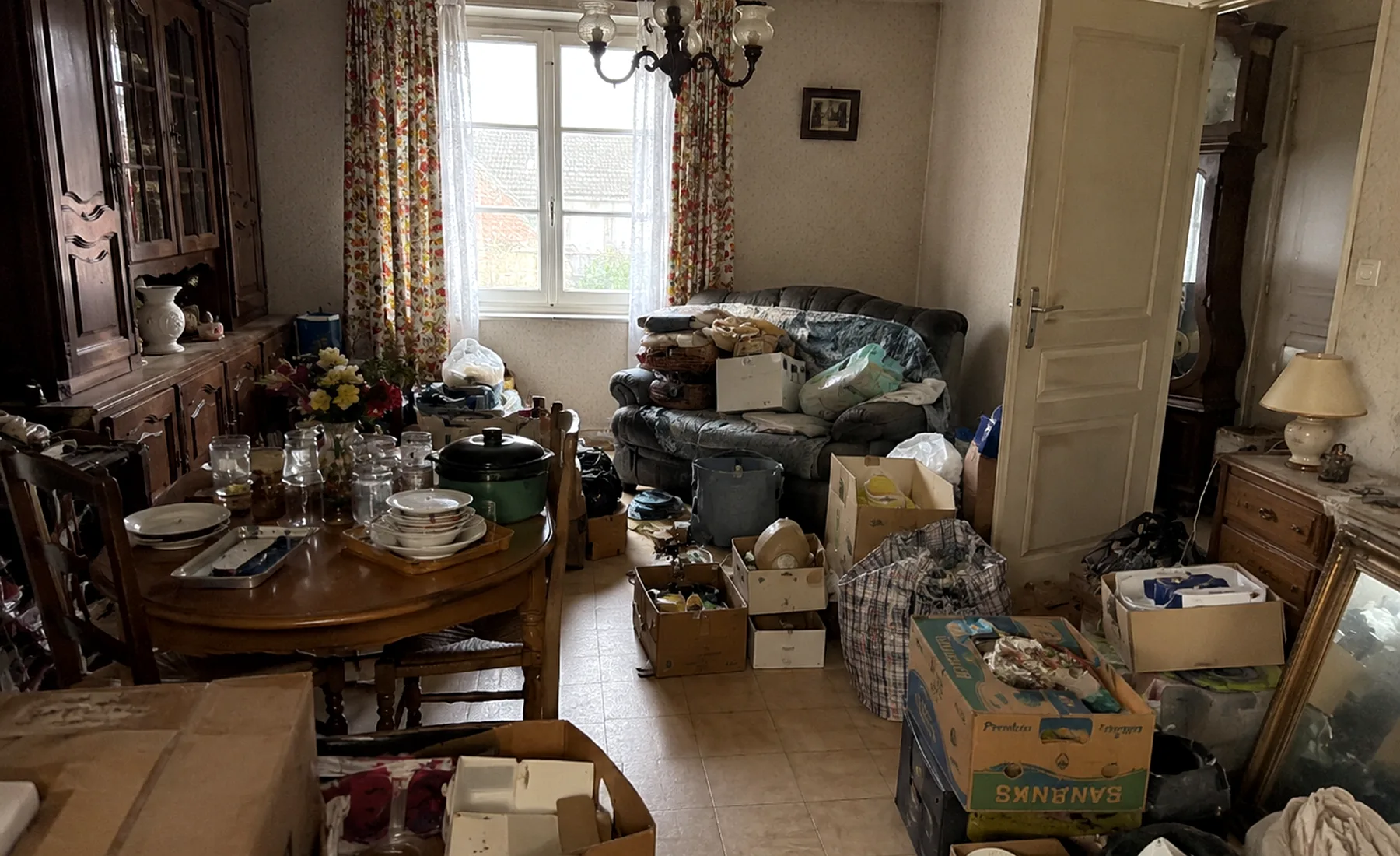 Pièce encombrée à débarrasser, cartons et meubles